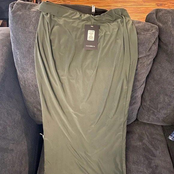 Brand new olive fashion nova long skirt.Tight at the bottom,super cute & stylish - Picture 2 of 3